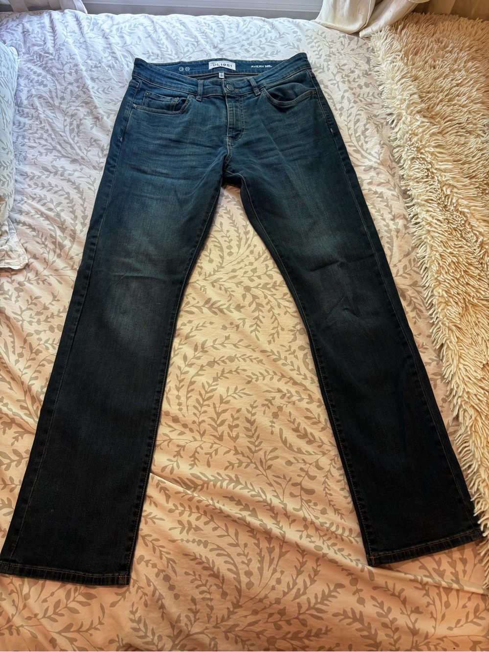 Men’s dark wash modern straight jeans